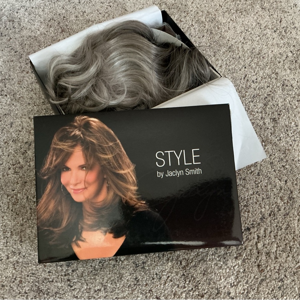 Jaclyn Smith Malibu Waves Wig
Silver Starlet color
Lace front/natural hairline